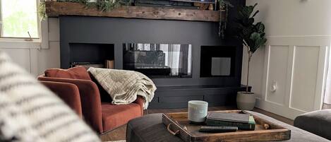 Smart TV, lareira, livros