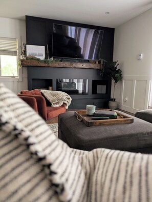 TV connectée, cheminée, livres