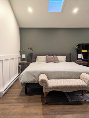 3 slaapkamers, een bureau, een strijkplank/strijkijzer, reisbedje