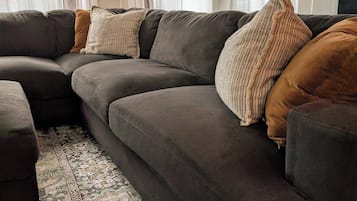 TV connectée, cheminée, livres