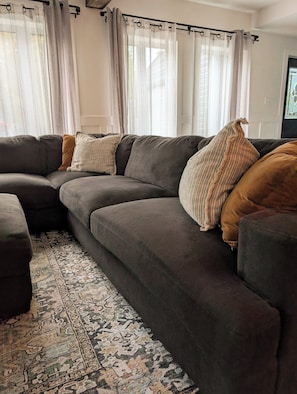 Smart TV, chimenea y libros