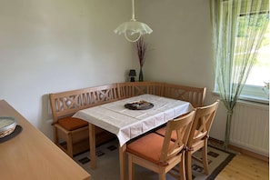 Apartment | Dining - Apartment With Mountain View (Treffen)