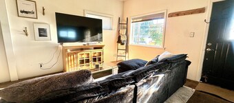 Charming 2-bedroom bungalow in welcoming Everett with WiFi