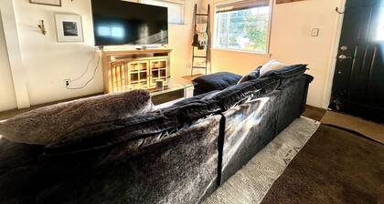 Charming 2-bedroom bungalow in welcoming Everett with WiFi