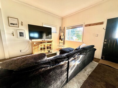 Charming 2-bedroom bungalow in welcoming Everett with WiFi