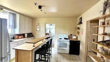 Réfrigérateur, four à micro-ondes, un four, surface de cuisson