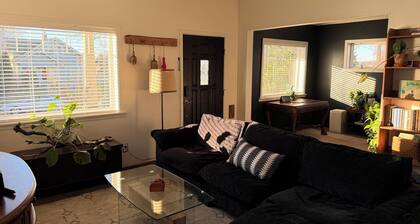Charming 2-bedroom bungalow in welcoming Everett with WiFi