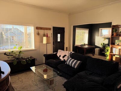 Charming 2-bedroom bungalow in welcoming Everett with WiFi