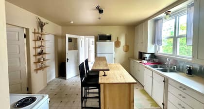 Charming 2-bedroom bungalow in welcoming Everett with WiFi