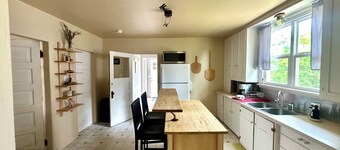 Charming 2-bedroom bungalow in welcoming Everett with WiFi