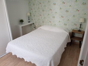 1 bedroom, iron/ironing board