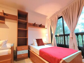 4 bedrooms, iron/ironing board