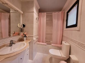 Secador de pelo, toallas