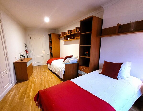 4 habitaciones y tabla de planchar con plancha 