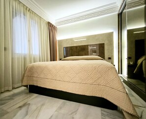 1 chambre, fer et planche à repasser