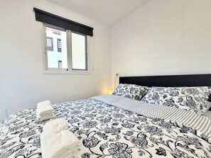 1 chambre, fer et planche à repasser