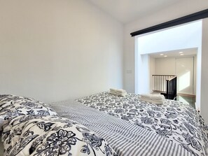 1 chambre, fer et planche à repasser
