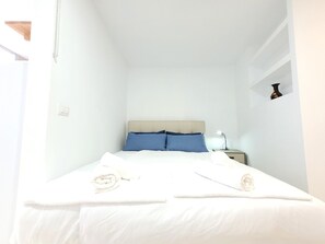 1 chambre, fer et planche à repasser
