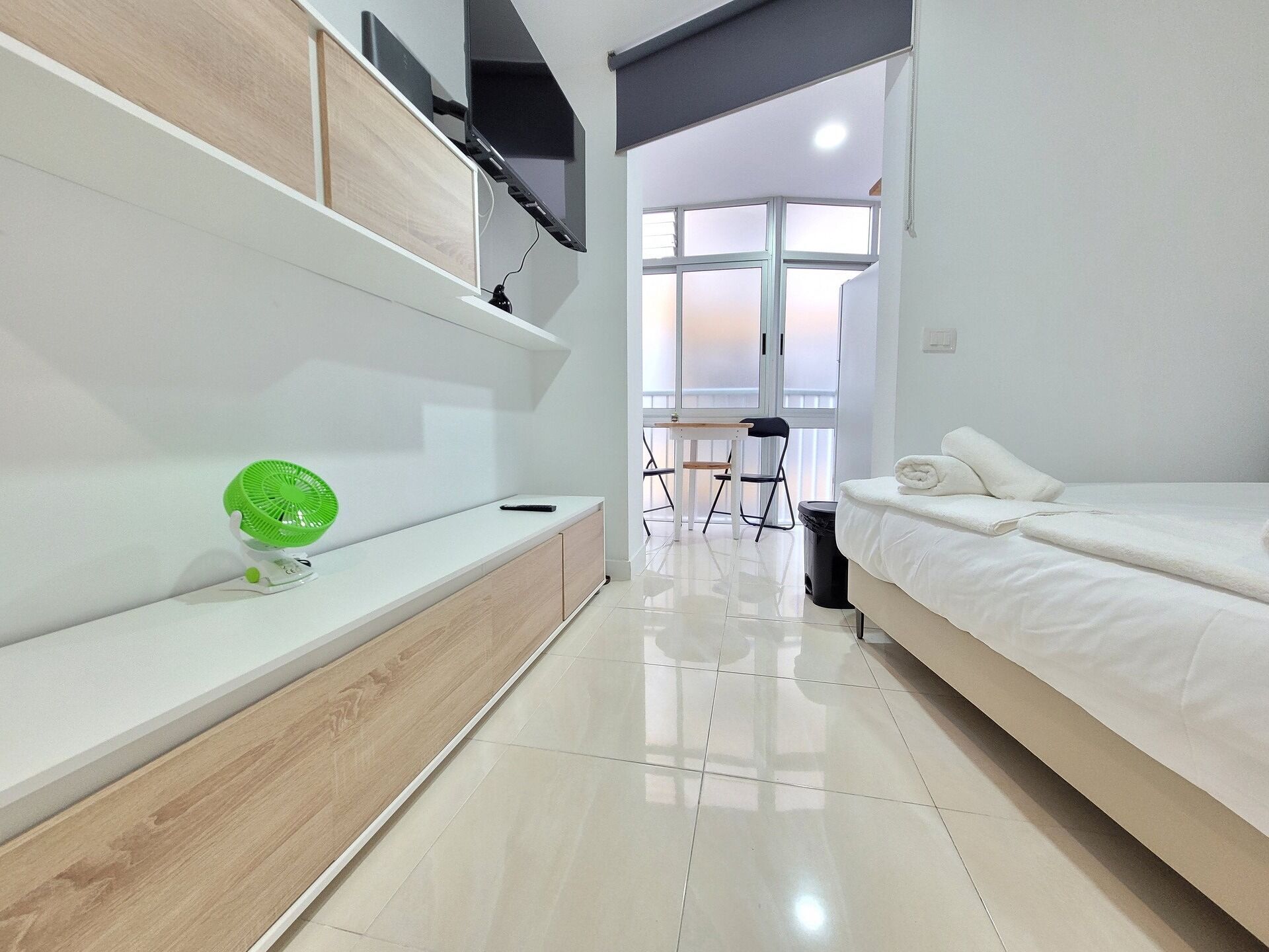 1 chambre, fer et planche à repasser