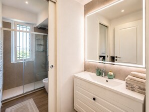 Shower, hair dryer, bidet, towels
