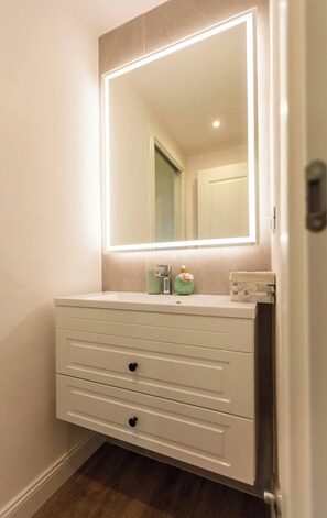 Douche, sèche-cheveux, bidet, serviettes fournies