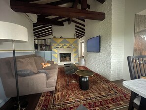 Smart TV, fireplace