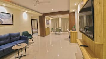 Family Room | In-room safe, desk, laptop workspace, blackout curtains