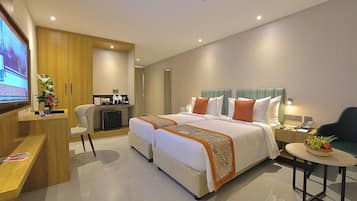 Brankas, meja kerja, ruang kerja ramah laptop, dan tirai kedap cahaya