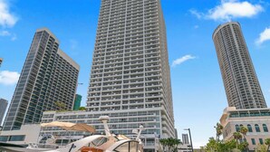 Un immeuble de grande hauteur doté d’une façade uniforme et de nombreux balcons.