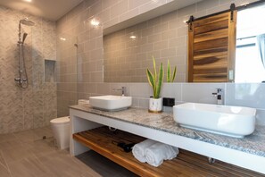 Luxury Villa, Mountain View | Bilik Mandi | Pancuran mandi, pengering rambut, tuala disediakan, sabun 