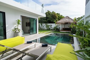 Utendørsbasseng, bassengtelt (inkludert) og bassengparasoller