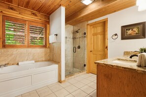 Dusche, Whirlpool, Haartrockner, Handtücher