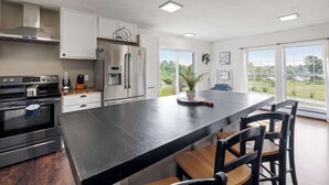 Wasserkocher mit Kaffee-/Teezubehör, Kühlschrank, Mikrowelle, Ofen