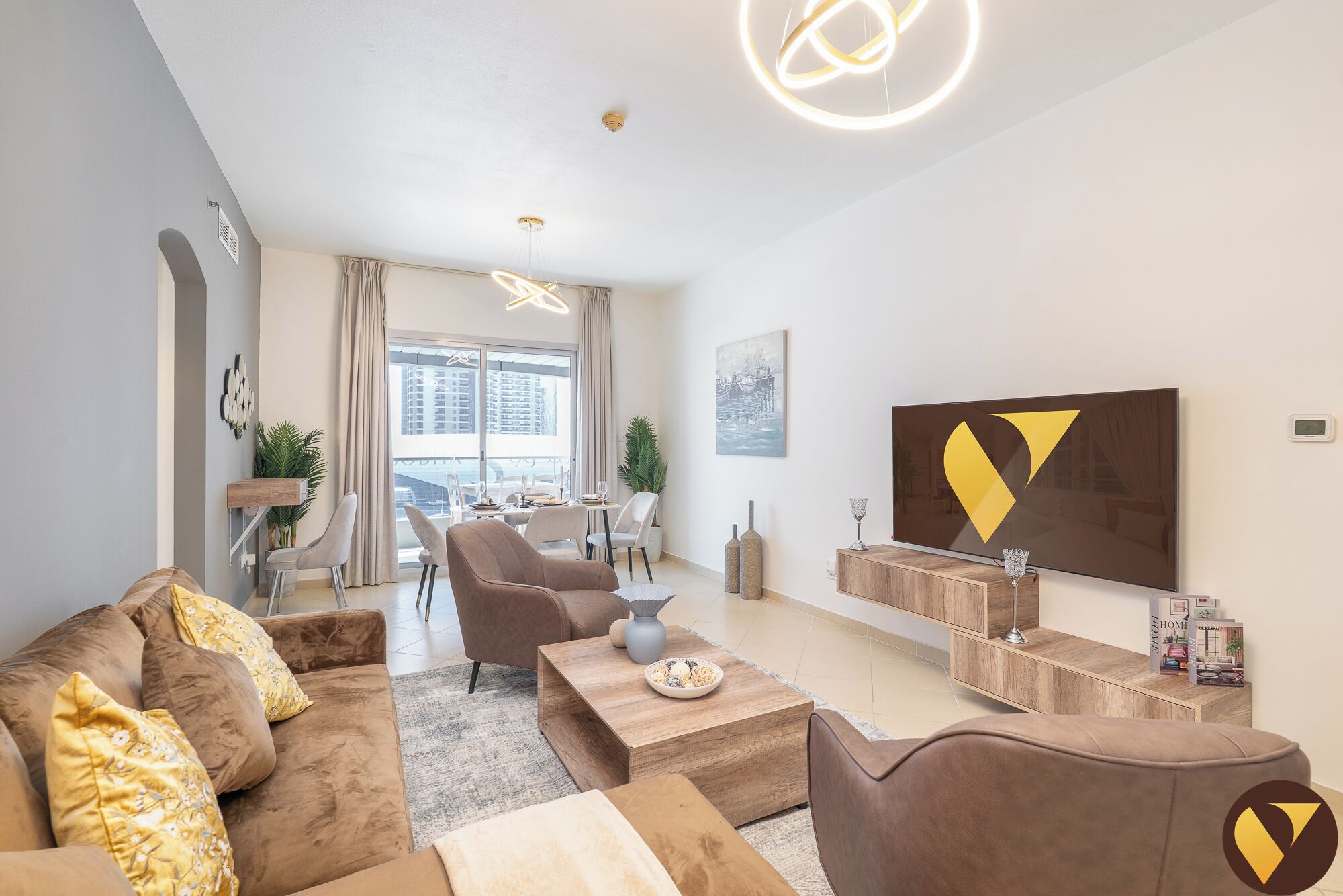 Departamento de lujo, balcón, vista a la ciudad | Área de sala de estar | Smart TV de 65 pulgadas con canales por cable 