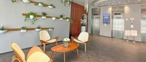 Coin salon dans le hall