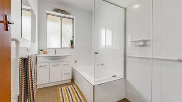 Asciugacapelli, asciugamani, sapone, shampoo