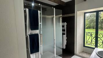 Family Quadruple Room | Bathroom | Shower, hydromassage showerhead, towels