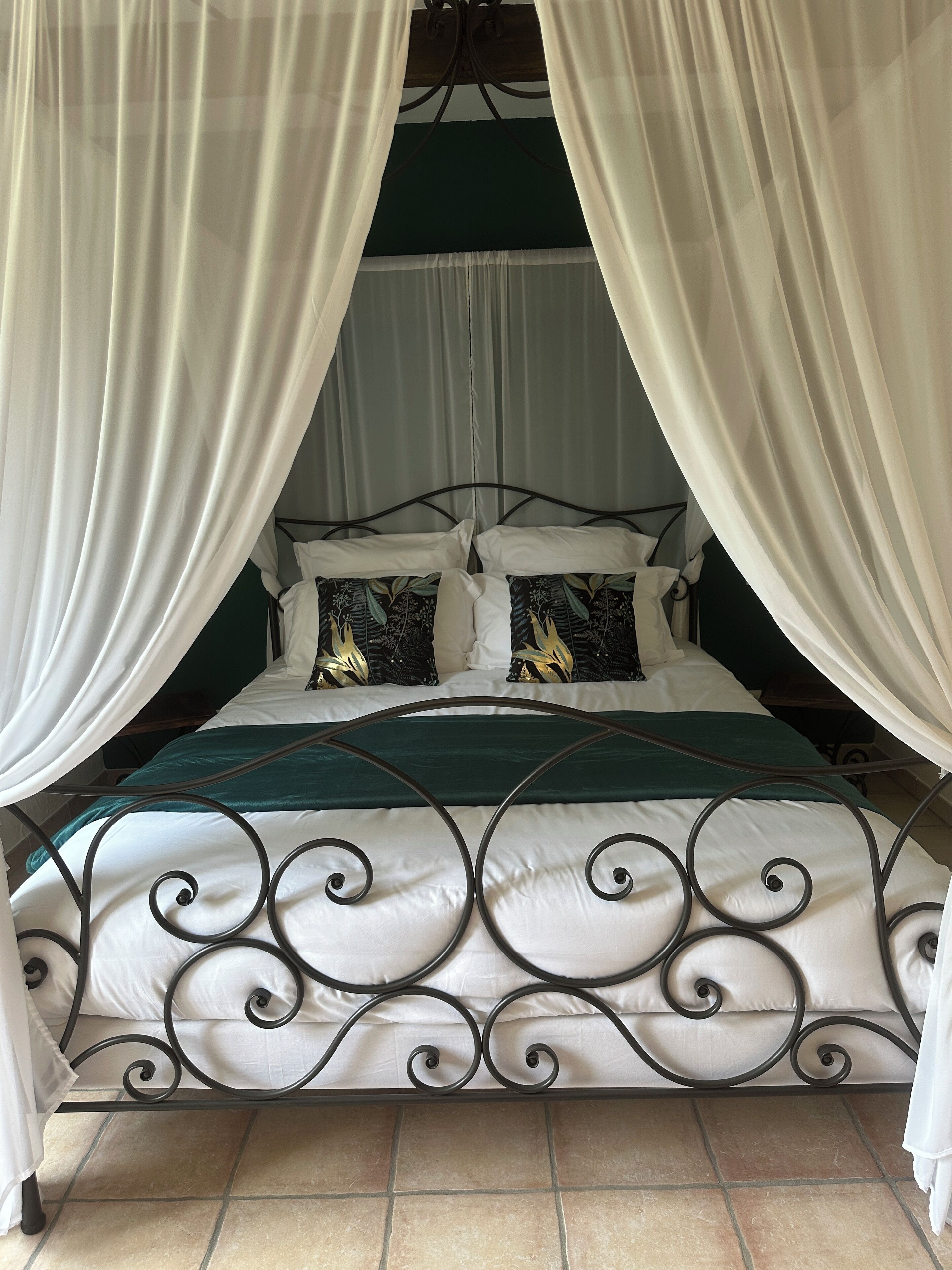 Rideaux occultants, fer et planche à repasser, lit parapluie