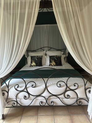 Romantic Double Room | Blackout drapes, iron/ironing board, travel crib, free WiFi - Celinatura (Préneron)