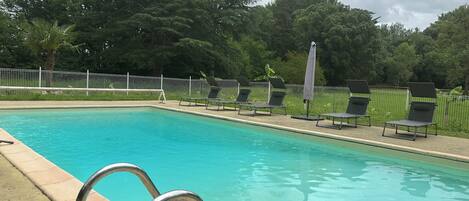 Piscina a l'aire lliure de temporada (horari: 09:00-19:00) i para-sols