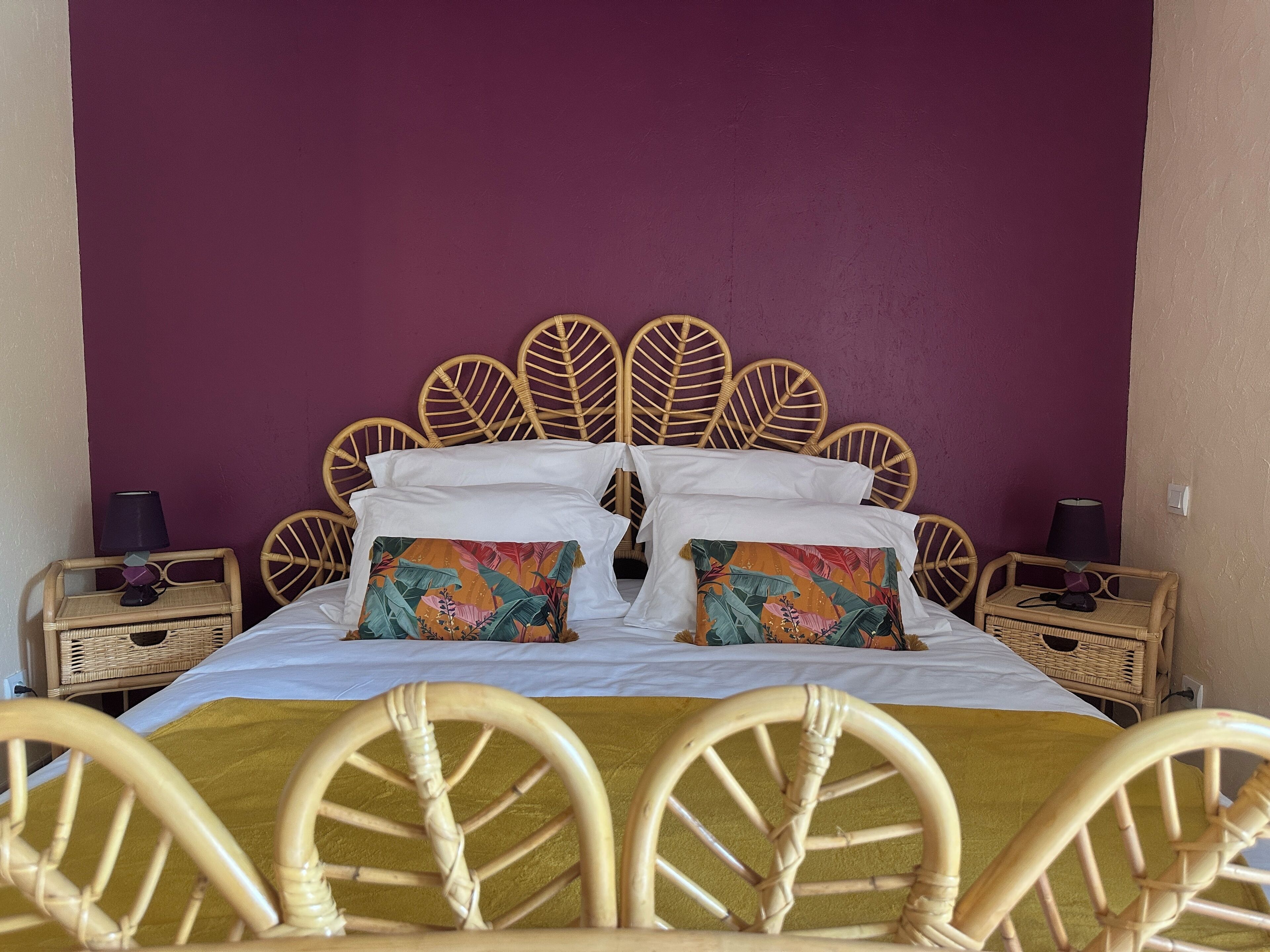 Rideaux occultants, fer et planche à repasser, lit parapluie