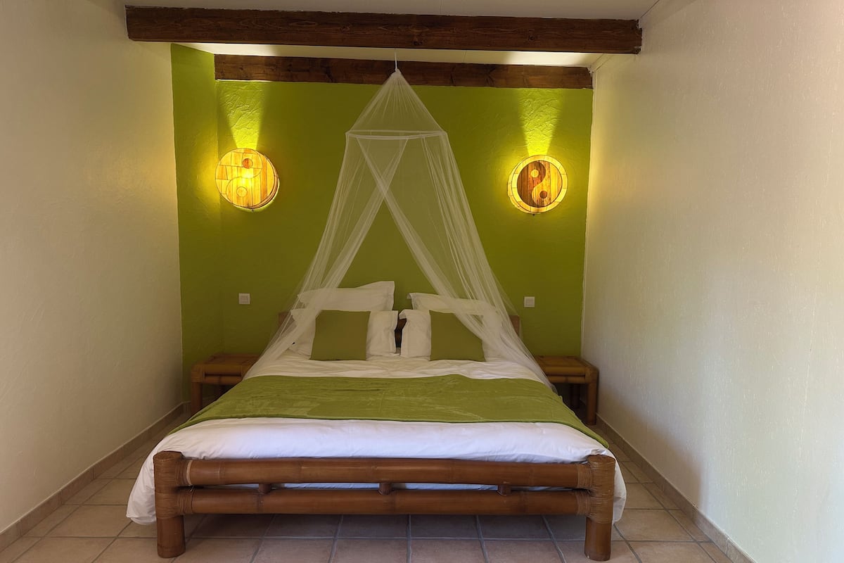 Dobbeltrom – standard | Blendingsgardiner, strykejern/-brett og reiseseng for barn