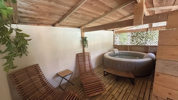 Outdoor spa tub