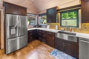 冷蔵庫、電子レンジ、オーブン、コンロ