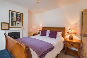 2 bedrooms, iron/ironing board, WiFi - Oyster Cottage, Whitstable (Whitstable)