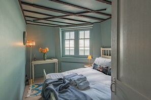 3 bedrooms, desk, WiFi, bed sheets