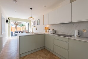 Een koelkast, een microgolfoven, een oven, een kookplaat