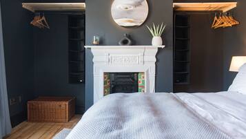 4 bedrooms, desk, iron/ironing board, WiFi