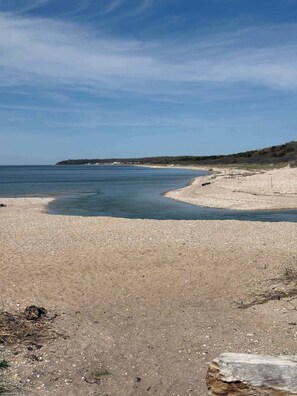 Una spiaggia nelle vicinanze