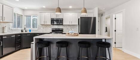 ثلاجة، ميكروويف، فرن، موقد طهي مسطح